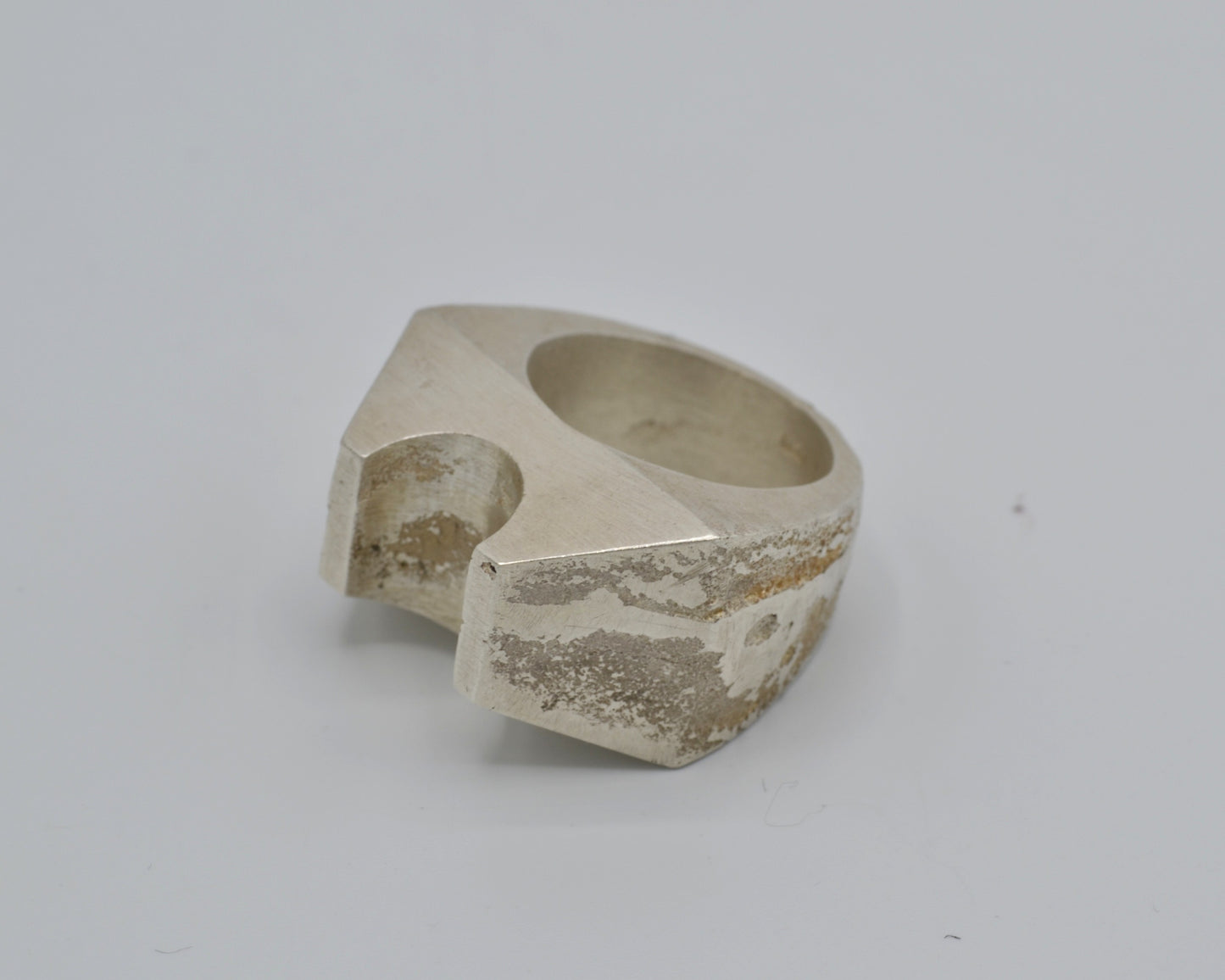 Massive, hand-crafted silver ring, brutalist aesthetics and avantgarde design