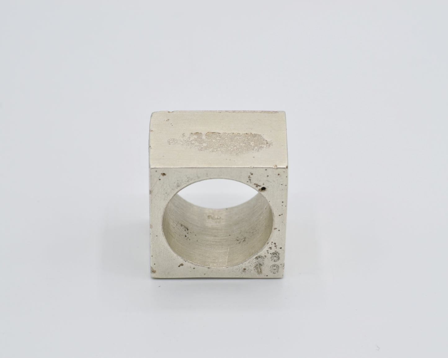 Chunky cuboid ring hand-crafted rom 950 silver. raw and avantgarde