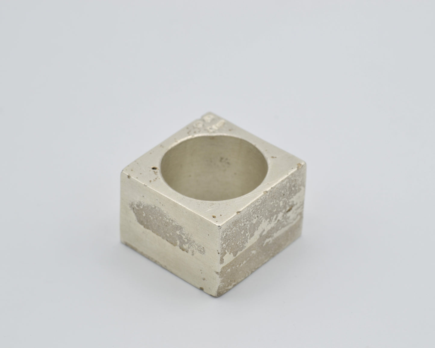 Chunky cuboid ring hand-crafted rom 950 silver. raw and avantgarde