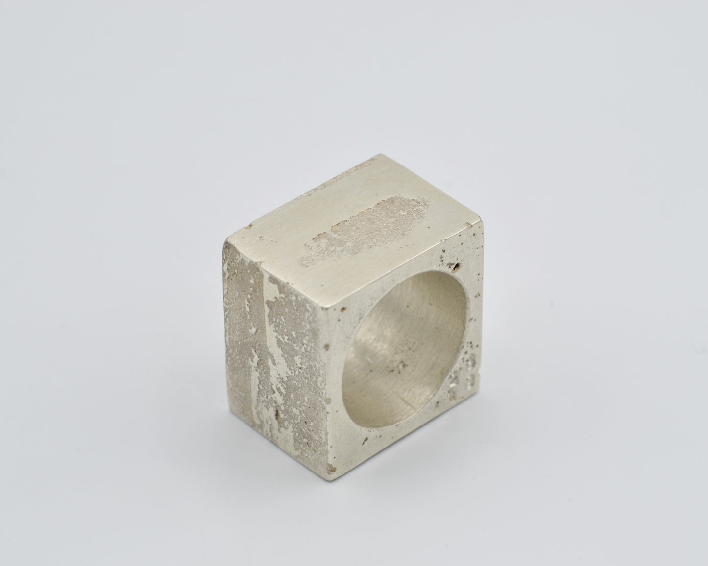 Chunky cuboid ring hand-crafted rom 950 silver. raw and avantgarde