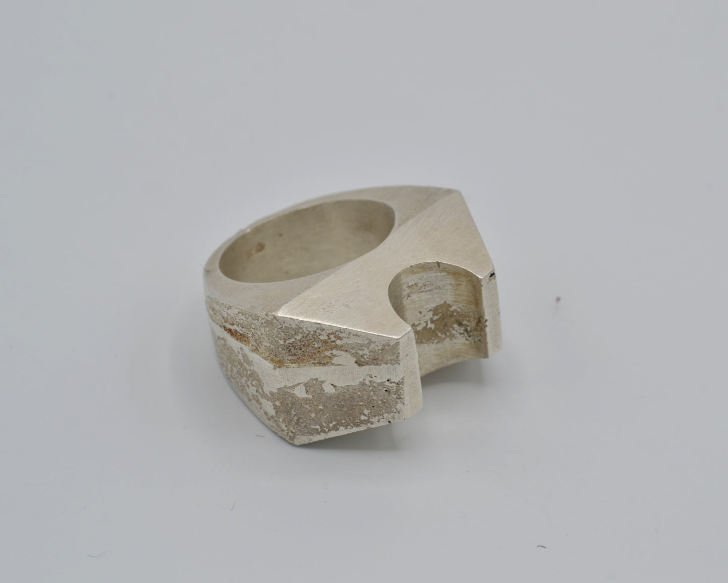 Massive, hand-forged silver ring, brutalist aesthetics and avantgardendesign