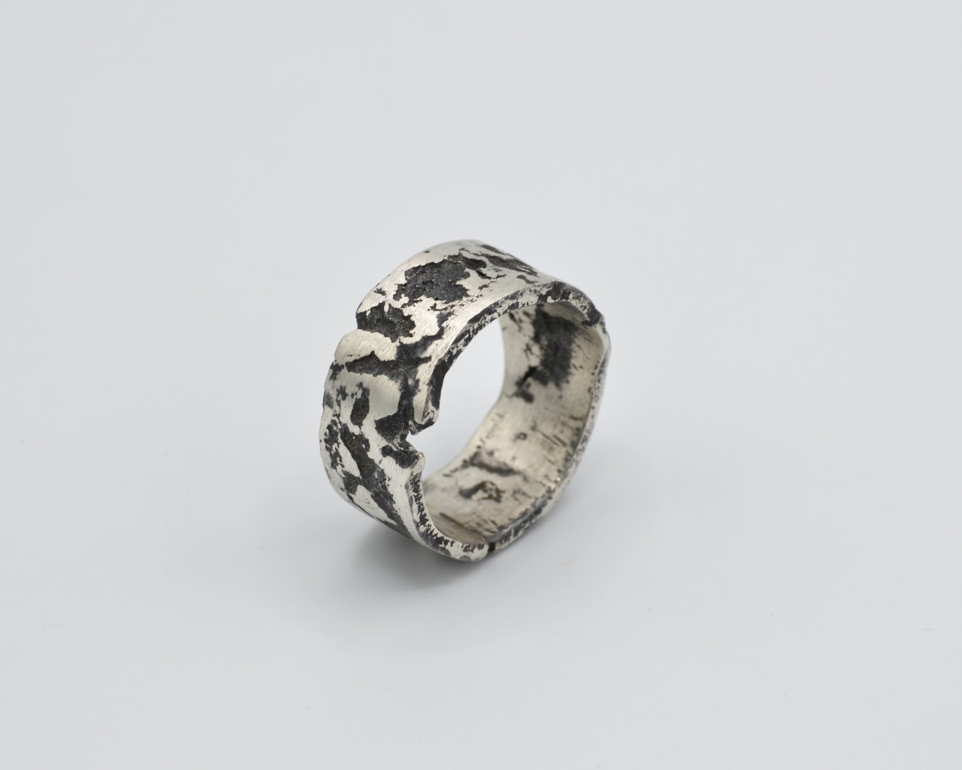 Avant-garde ring made of 950 silver, raw surface, unisex design