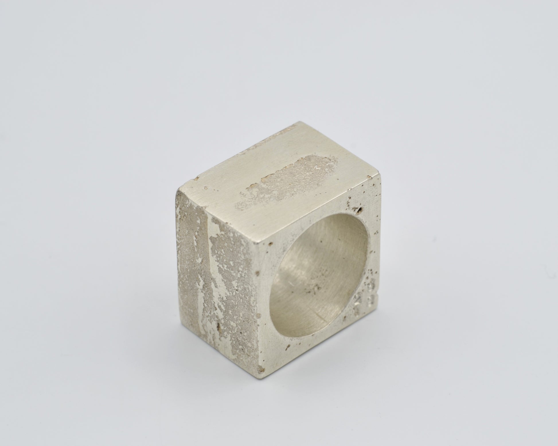 Chunky cuboid ring hand-crafted rom 950 silver. raw and avantgarde